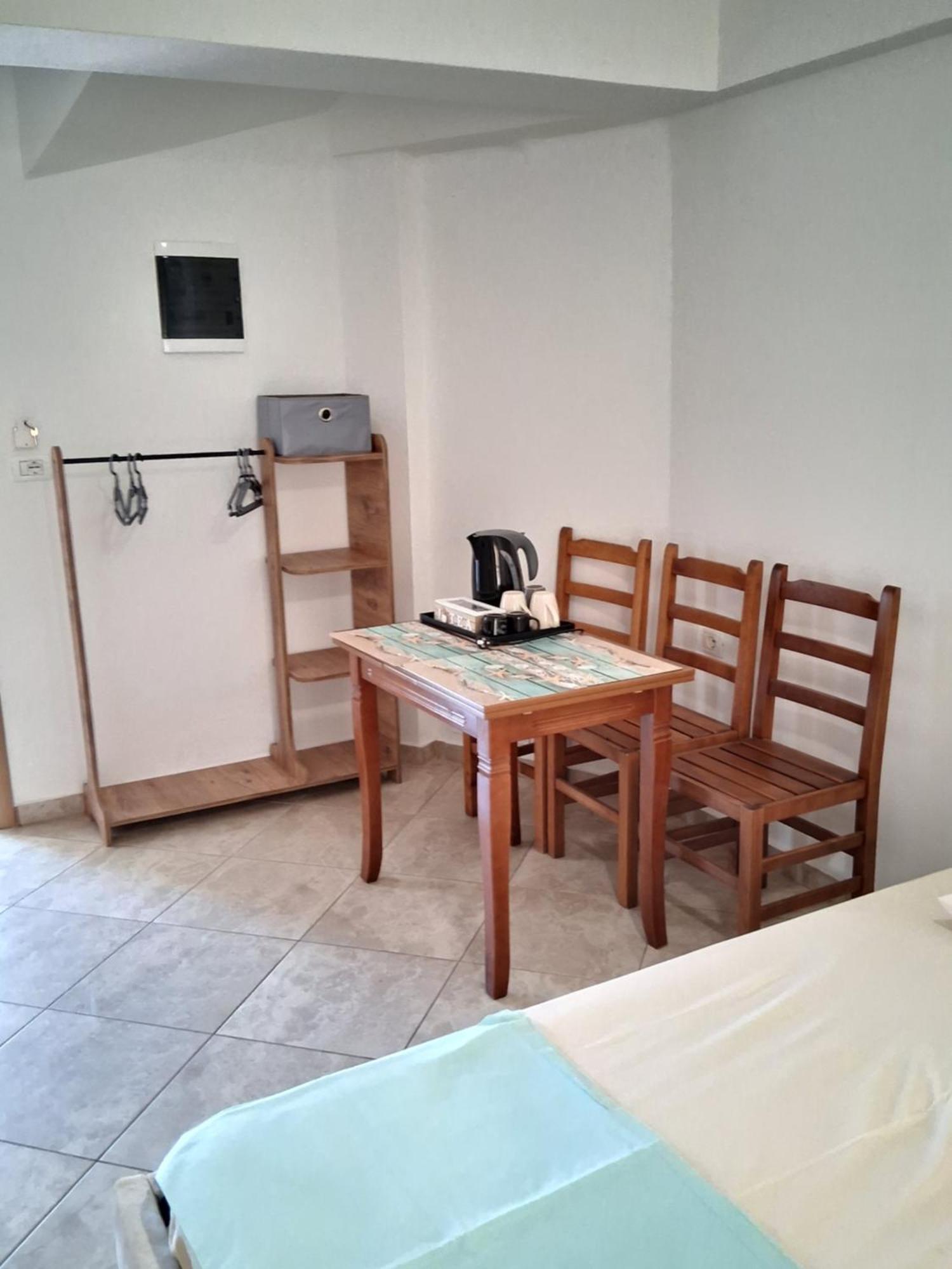 Rooms With View Himare Bilik gambar