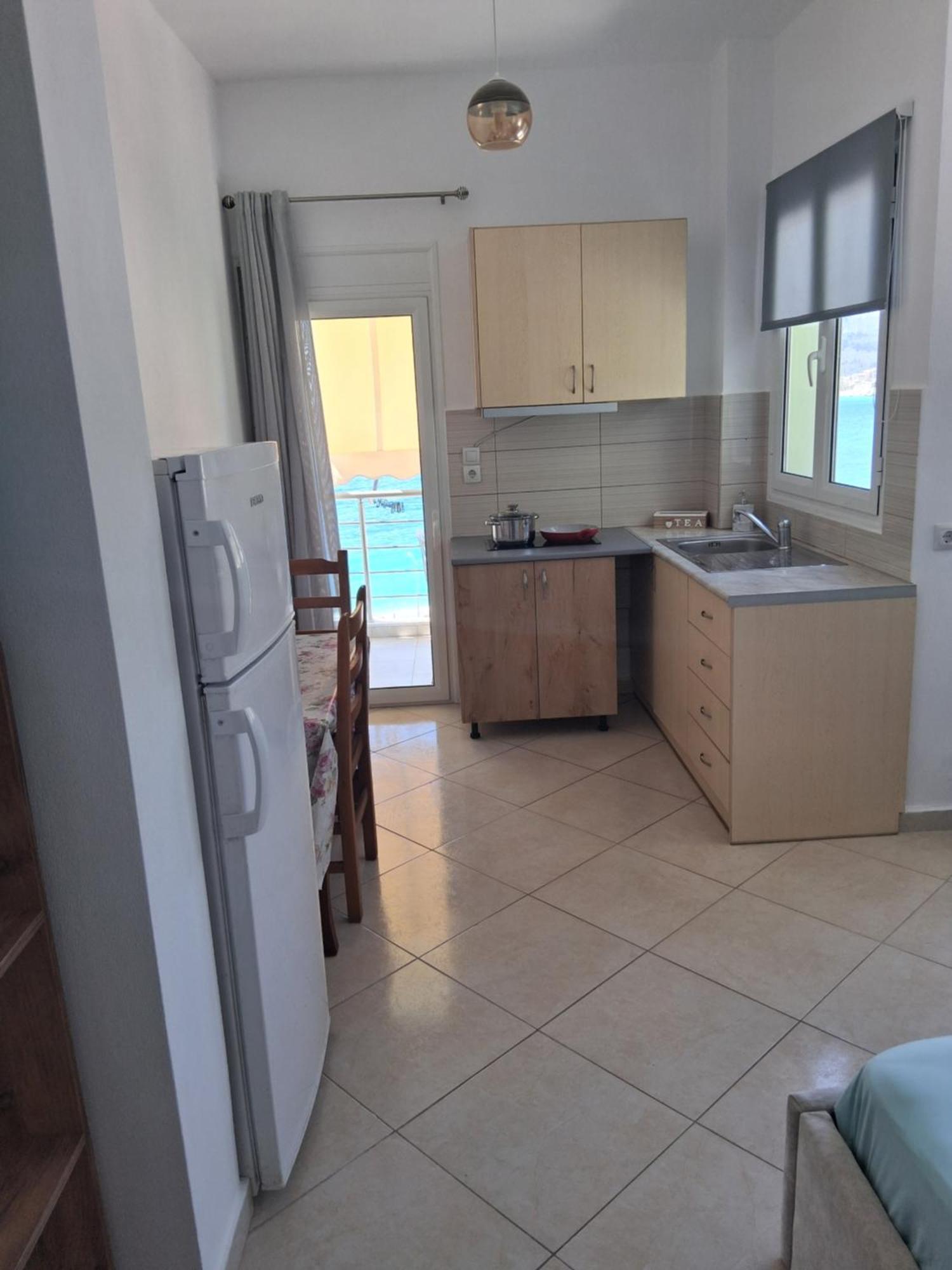 Rooms With View Himare Bilik gambar