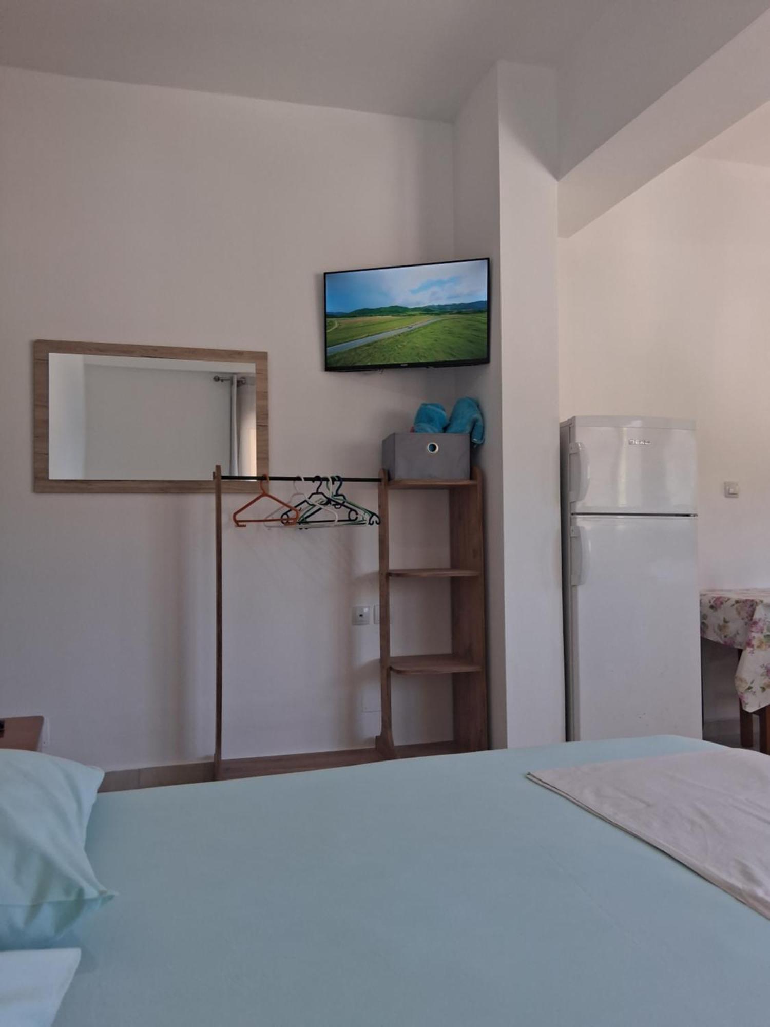 Rooms With View Himare Bilik gambar